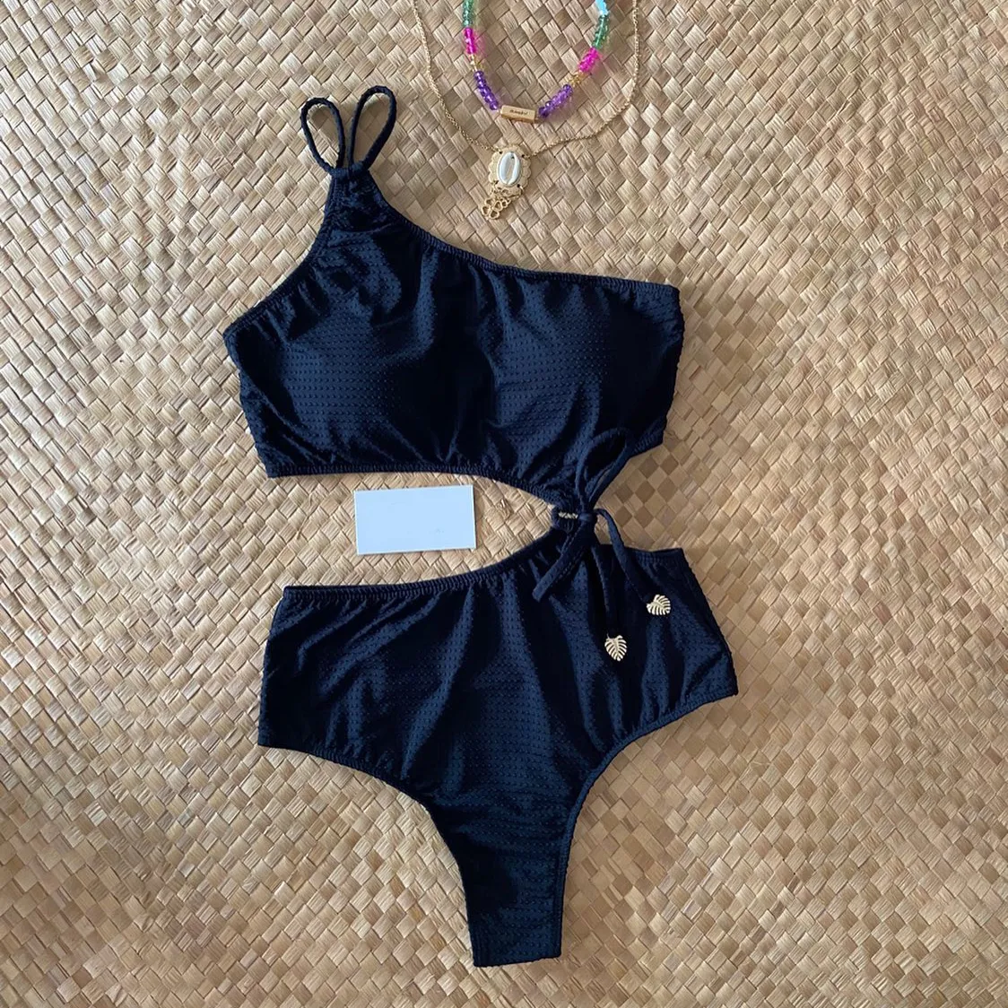 Fashionable solid color one-shoulder swimsuit